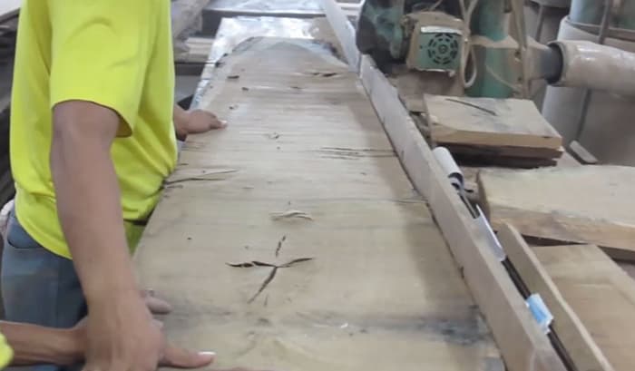 Building Structured Flooring, Sawyer Mason Wide Plank Face Veneer Cutting